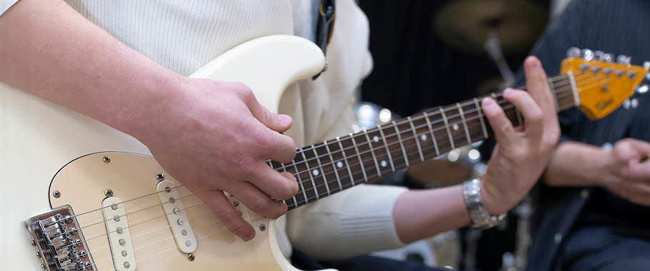 Billeder af hænder der spiller guitar Billede af hænder der spiller guitar